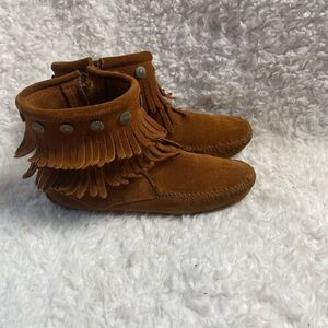 Minnetonka leather suede tan double layers of fringe ankle boots size 6